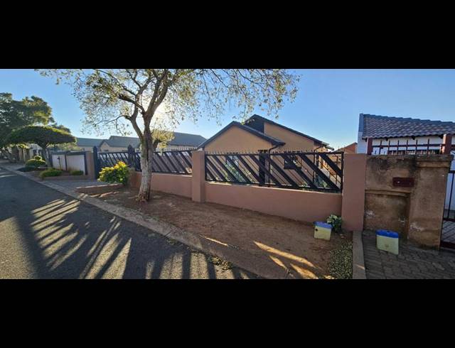 3 BEDROOM HOUSE FOR SALE IN LOTUS GARDENS